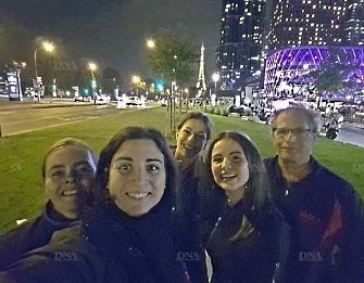 Lætitia Reffet, Lætitia Rose, Olga Georgopoulou, Marie-Amélie Boni et le coach Christian Wernette (de g. à dr), sous les sunlights de la Tour Eiffel, s’installent aux commandes de la N3.. DR