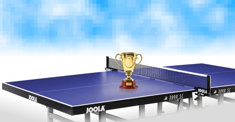 Coupe du vainqueur sur une table de tennis de table