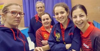 Sabine Wernette, le coach Christian Wernette, Lætitia Reffet, Marie-Amélie Boni et Olga Georgopoulou, de g. à dr., heureuses après leurs double succès de ce week-end. PHOTO DNA