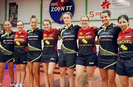 Les féminines de Zorn TT, en rouge, et celles de Saint-Christol-lès-Alès (en noir), avant leur opposition samedi soir (8-3 pour Hochfelden). PHOTO DNA