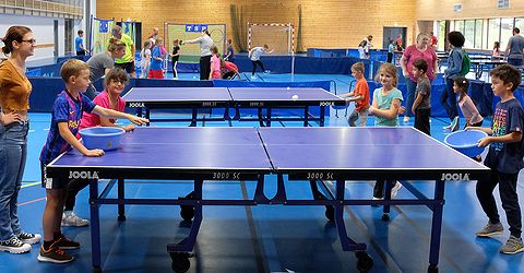 Environ 80 enfants de l’école élémentaire se sont initiés au tennis de table à Hochfelden.  Photo DNA