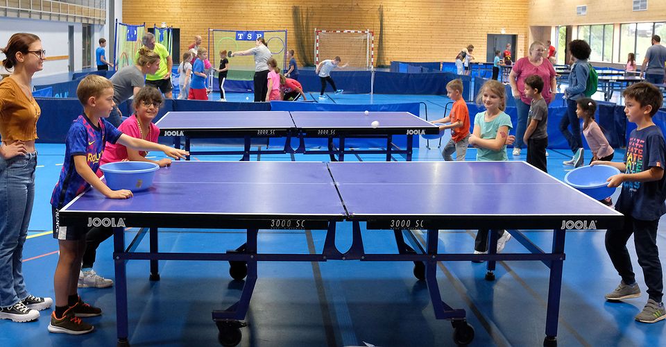 Environ 80 enfants de l’école élémentaire se sont initiés au tennis de table à Hochfelden.  Photo DNA