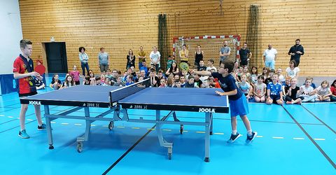 80 enfants du cours préparatoire de l’école de Hochfelden ont profité d’une séance de découverte et d’initiation au tennis de table mise sur pied par le club de Zorn TT.  Photos  DNA