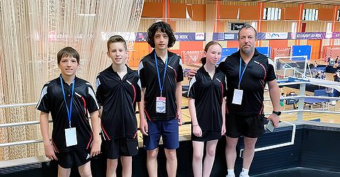 Internationaux Jeunes de Mulhouse 2023 - Les 4 jeunes de Zorn TT Hochfelden (Nicolas, Eliott, Julien et Eva) accompagnés du coach Laurent LALA