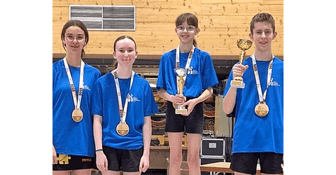 Heloïse Michel, Eva Maerz, Zoé Nierengarten et Eliott Maerz (de g. à dr.) ont parfaitement représenté, au sein de l’équipe de l’AGR, le club de Zorn TT Hochfelden.  Photo Roger Hufschmitt