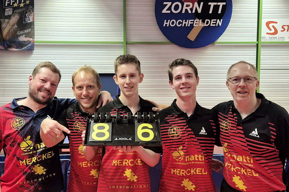 Olivier Erbs, Justin Schaal, Eliott Maerz, Paul Muller et Christian Zaza (de g. à dr.), de Zorn TT Hochfelden, savourent leur bonheur d’avoir validé leur montée.  Photo Roger Hufschmitt