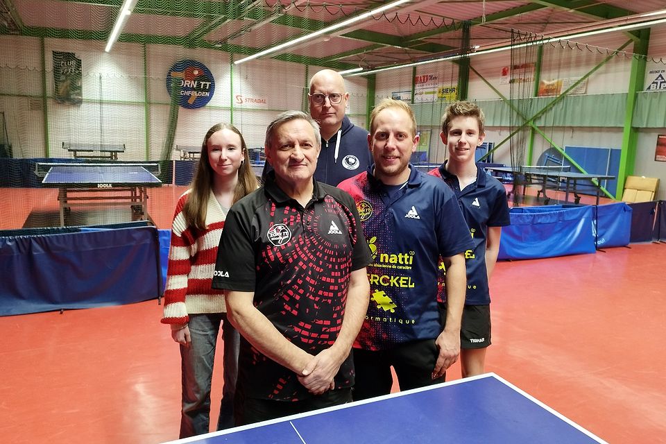 Eva (notre coach et arbitre du jour) et l'équipe 3 FFTT avec Patrick, Christophe, Justin et Eliott