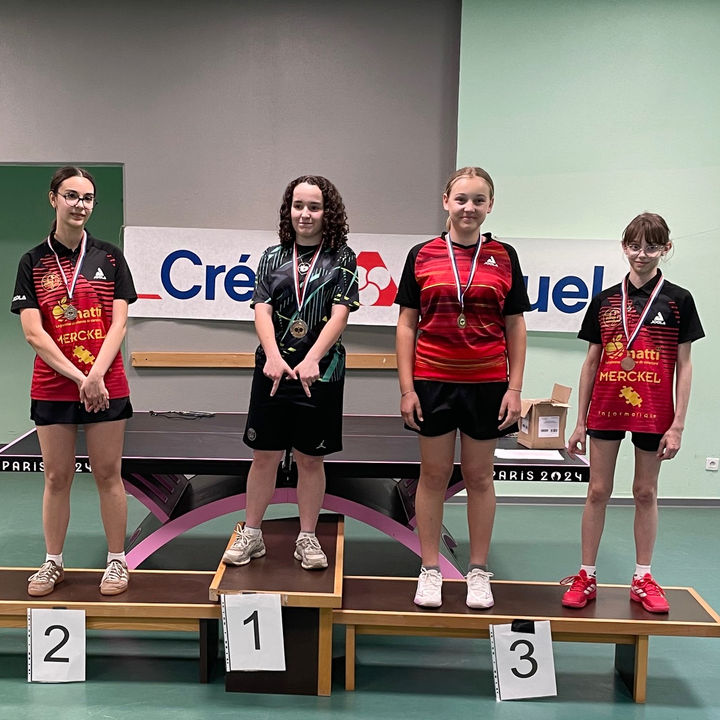 Podium Minimes Filles : Héloïse Michel 2ème (Vice-championne) et Zoé Nierengarten 3ème